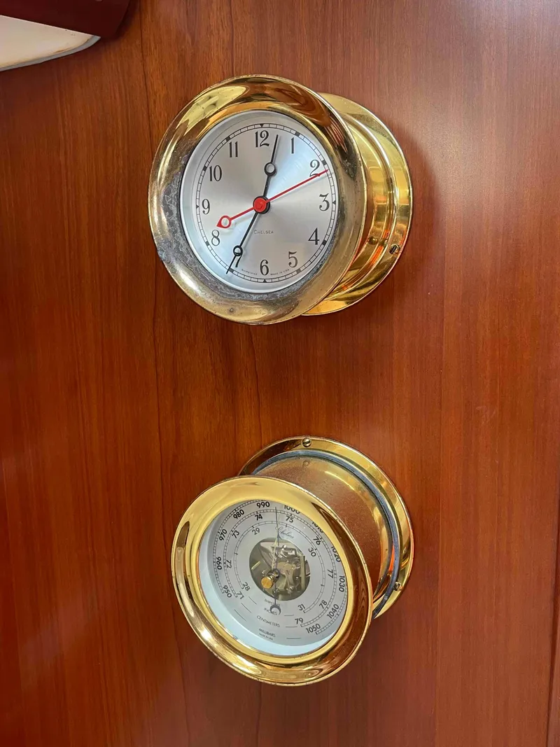 Slide: The Image of Brass clock and barometer on Beneteau Oceanis 473 yacht, 2004 model. - 18