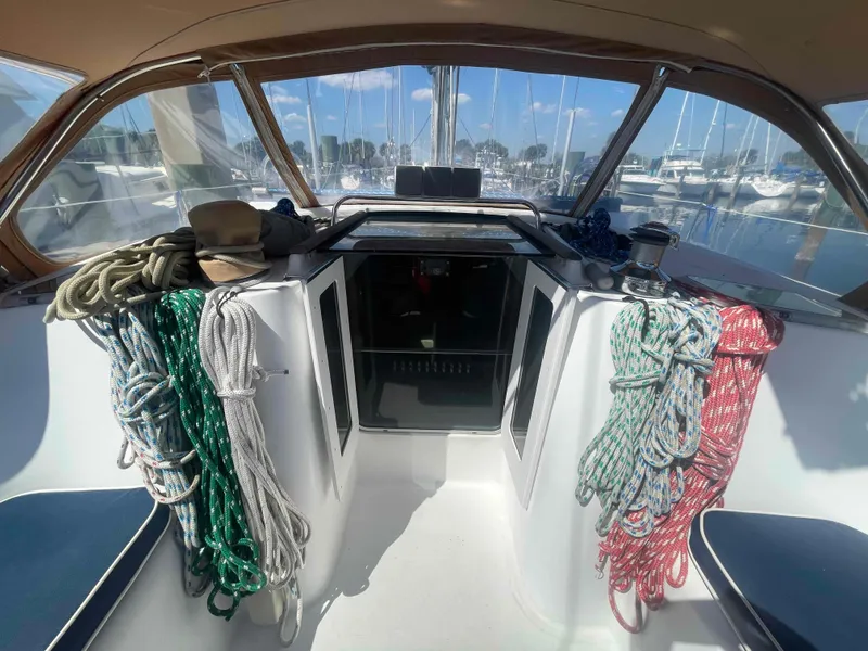 Slide: The Image of 2004 Beneteau Oceanis 473 cockpit with ropes and marina view. - 48