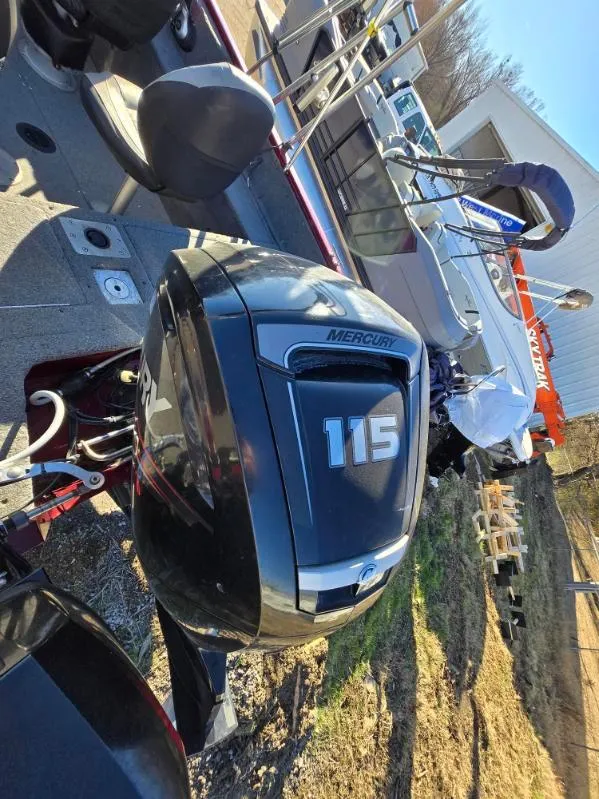 Slide: The Image of 2018 Tracker Pro Guide V-175 WT with Mercury 115 outboard motor. - 24