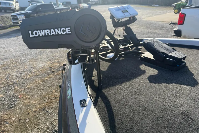 Slide: The Image of 2003 Ranger 521DVX boat with Lowrance fishfinder on deck. - 8