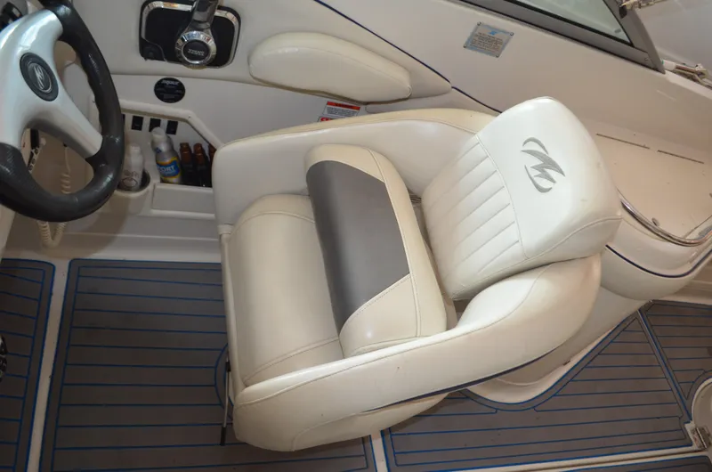 Slide: The Image of Captain's seat of a 2006 Monterey 268SS boat, featuring white and gray upholstery. - 3