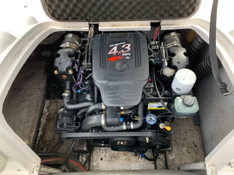 Slide: The Image of Engine compartment of a 2006 Starcraft SeaStar 2000 with MerCruiser 4.3 MPI engine. - 6