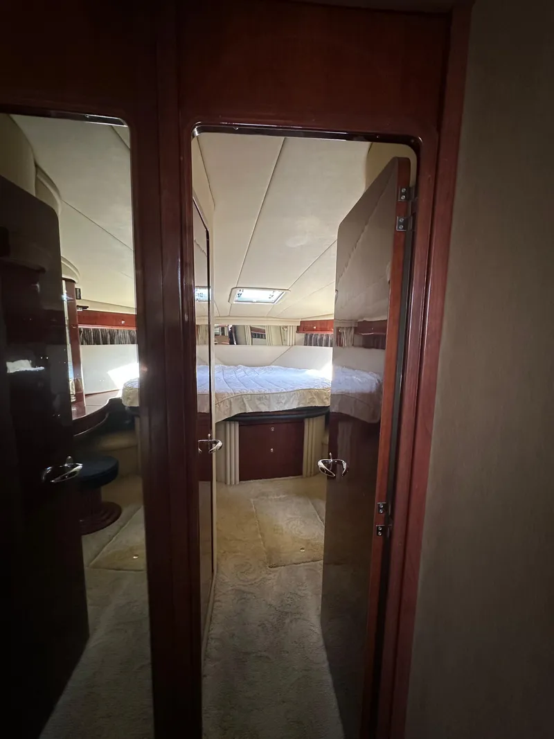 Slide: The Image of Interior view of 2002 Sea Ray 510 Sundancer yacht cabin with mirrored doors. - 9
