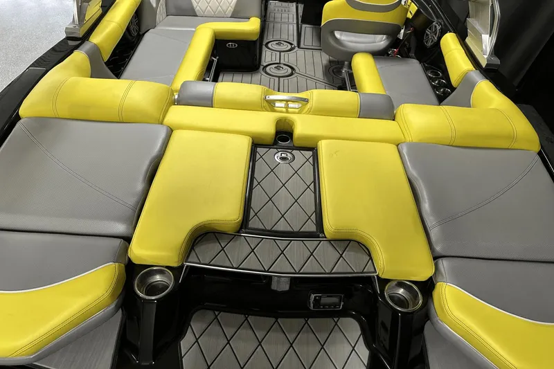 Slide: The Image of MasterCraft X20 2015 - 13