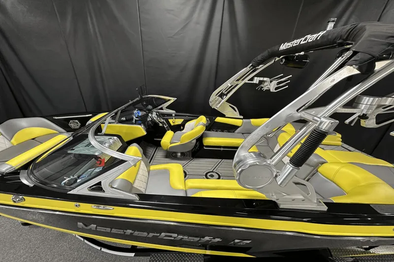 Slide: The Image of MasterCraft X20 2015 - 2