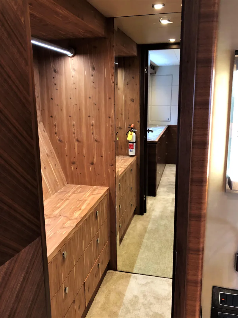 Slide: The Image of Owners suite clothes locker 1 - 35