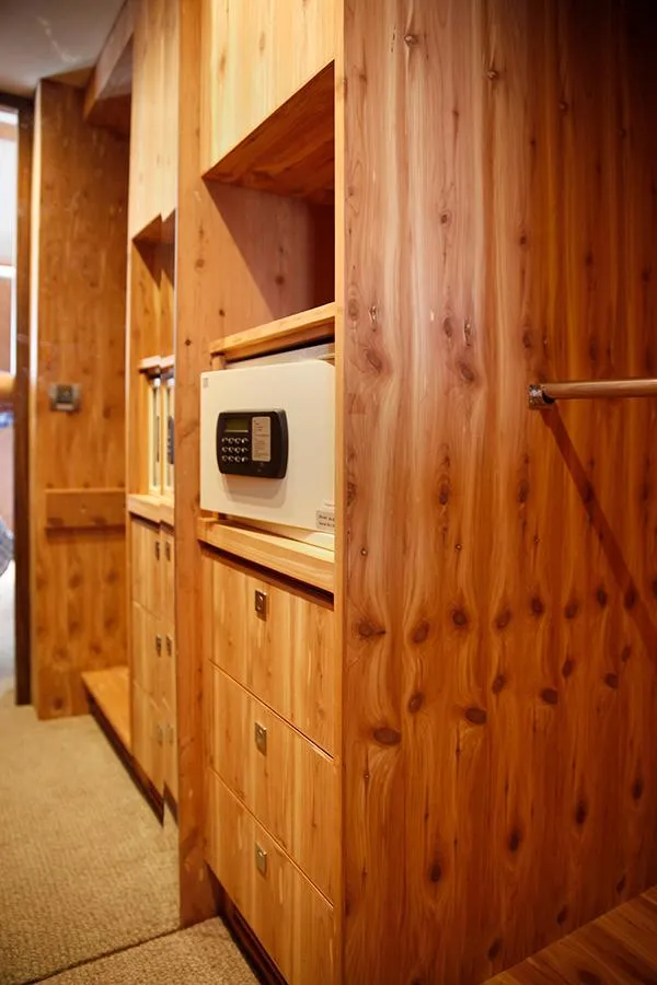 Slide: The Image of Owners suite clothes locker 2 - 36