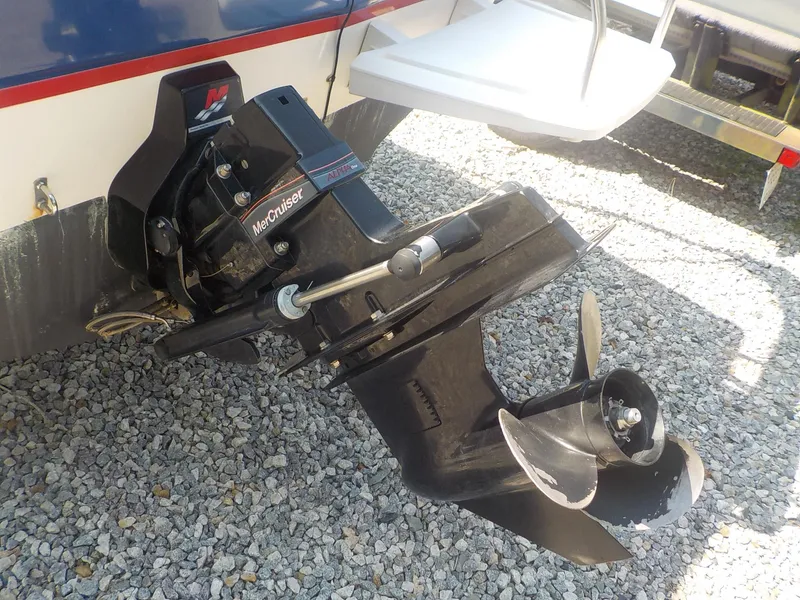Slide: The Image of 2004 Bayliner 195 Classic boat with MerCruiser Alpha One outdrive on gravel. - 17