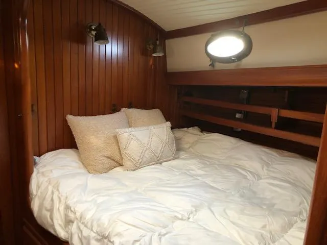 Slide: The Image of Fwd cabin berth - 18
