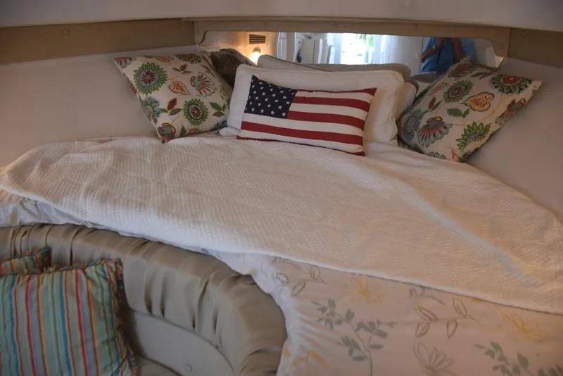 Slide: The Image of Large berth with storage beneath - 19
