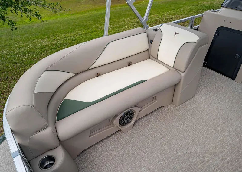 Slide: The Image of Tahoe Sport Rear Fish 2025 - 9