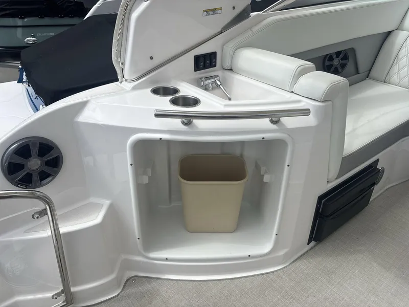 Slide: The Image of Regal 28 Express 2021 - 11