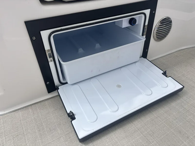 Slide: The Image of Regal 28 Express 2021 - 15