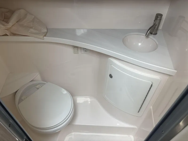 Slide: The Image of Regal 28 Express 2021 - 31