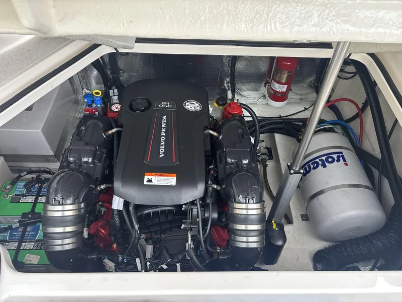 Slide: The Image of Regal 28 Express 2021 - 32