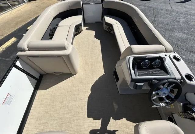 Slide: The Image of Harris Cruiser 230 CWDH 2025 - 3