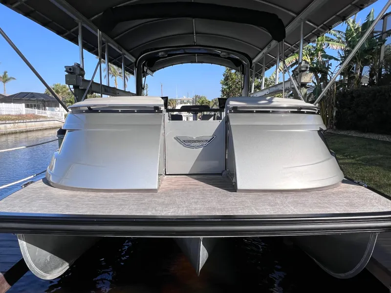 Slide: The Image of 2021 Bennington QX 27 pontoon boat with 600hp, docked on a sunny day. - 10
