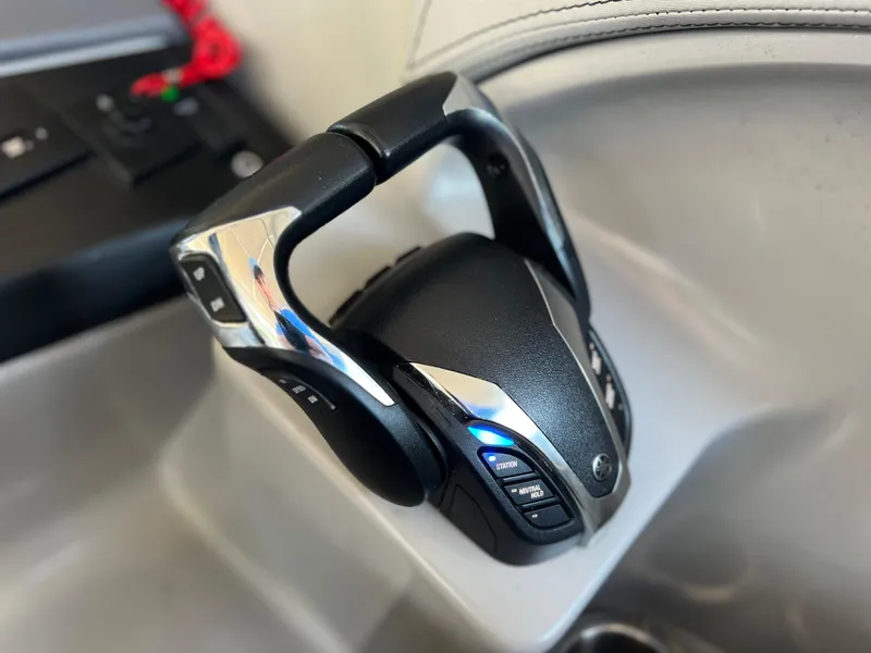 Slide: The Image of Throttle control of 2021 Bennington QX 27 QFB X2 Wide 10' BEAM boat. - 28