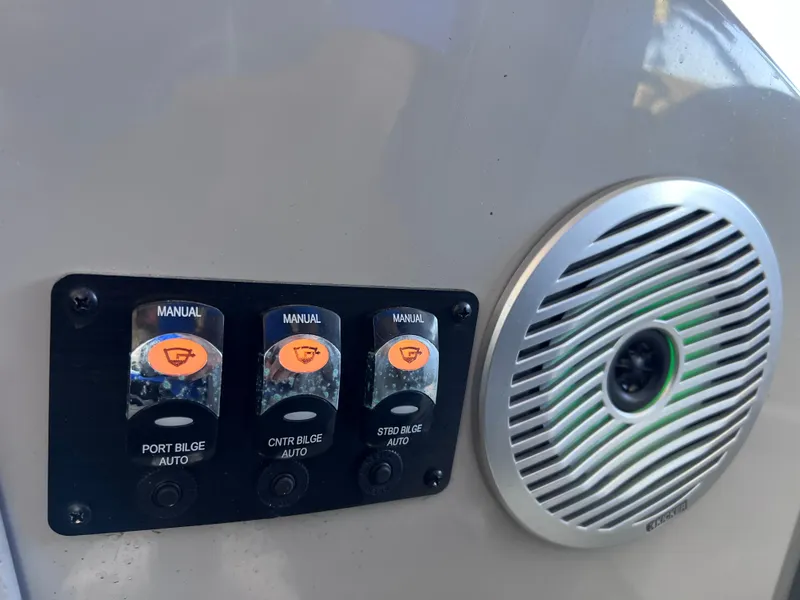 Slide: The Image of Control panel and speaker on 2021 Bennington QX 27 QFB X2 boat. - 29