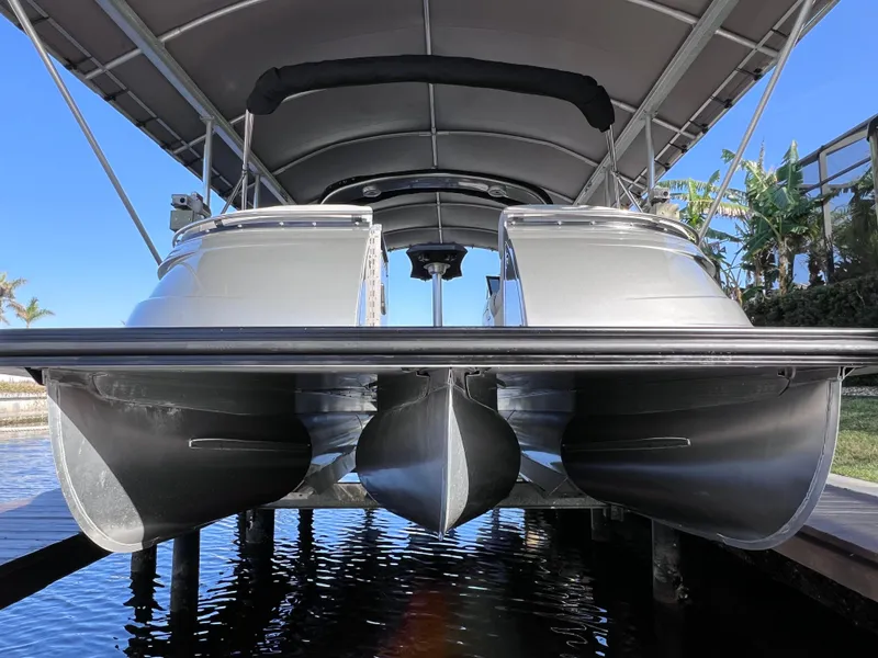 Slide: The Image of 2021 Bennington QX 27 pontoon boat with 600hp, docked under canopy. - 4