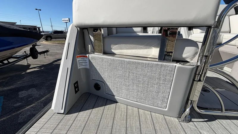 Slide: The Image of Outboard motor on Balise HORIZON 24C boat, 2025 model, parked on concrete surface. - 19