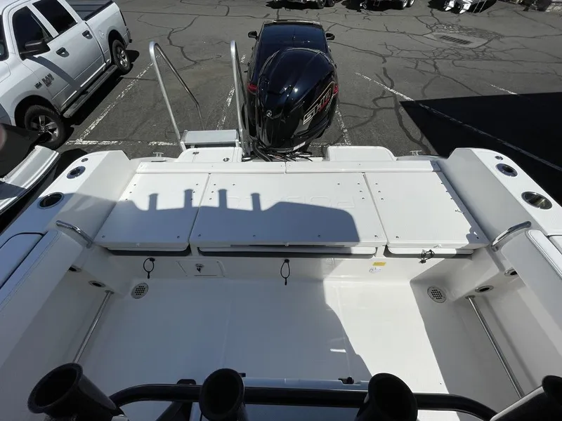 Slide: The Image of Robalo R232 Explorer 2026 - 8