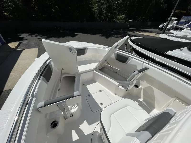 Slide: The Image of Robalo R232 Explorer 2026 - 18