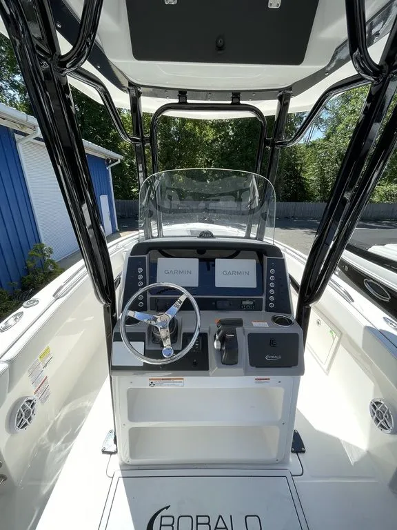 Slide: The Image of Robalo R232 Explorer 2026 - 10