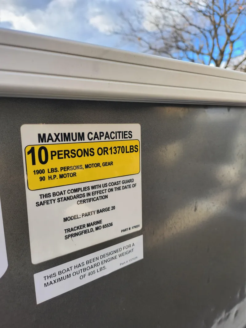 Slide: The Image of 2015 Sun Tracker Party Barge 20 DLX capacity label, maximum 10 persons or 1370 lbs. - 22