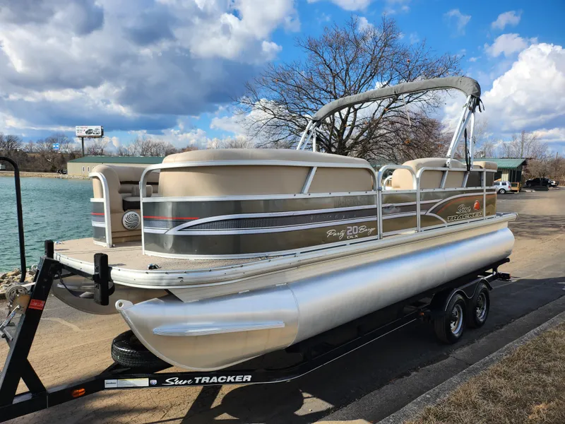 Slide: The Image of 2015 Sun Tracker Party Barge 20 DLX pontoon boat on trailer by a lake. - 8