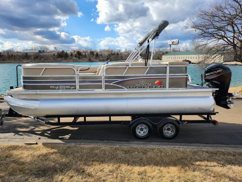 Slide: The Image of 2015 Sun Tracker Party Barge 20 DLX pontoon boat on trailer by a lake. - 9