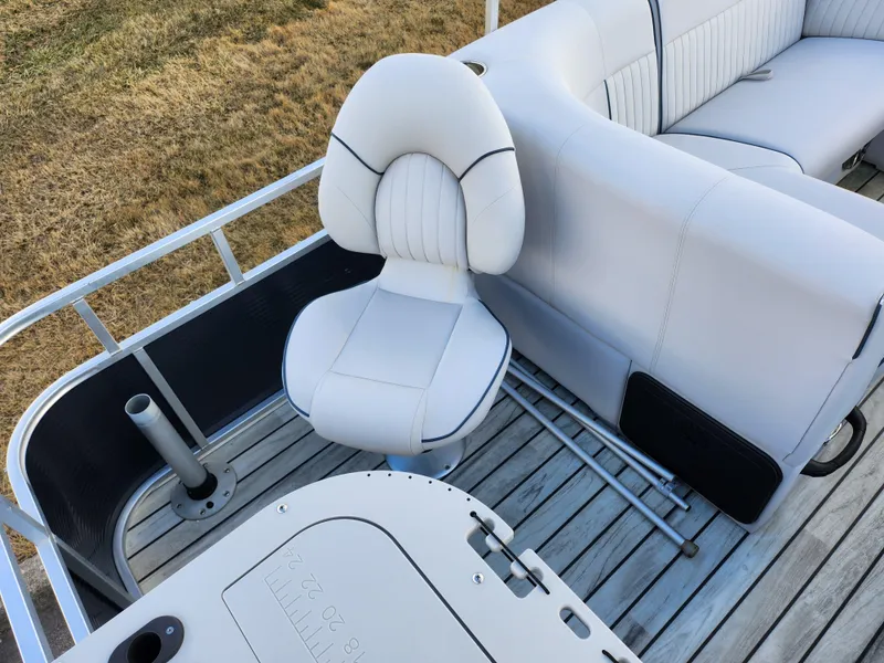 Slide: The Image of Pontoon boat interior with white seating, Qwest LS 7518 Cruise FTL, 2018 model. - 19