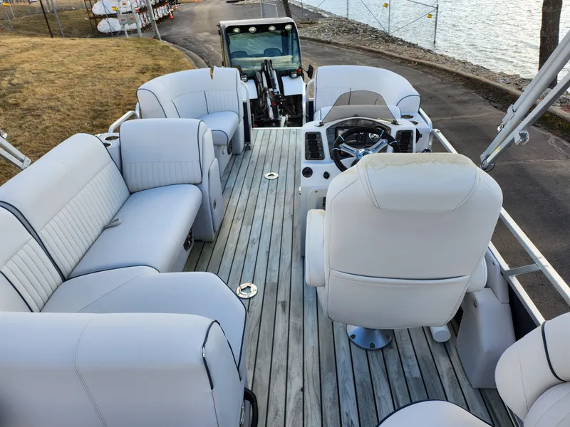 Slide: The Image of Pontoon boat interior with white seating, Qwest LS 7518 Cruise FTL, 2018 model. - 20