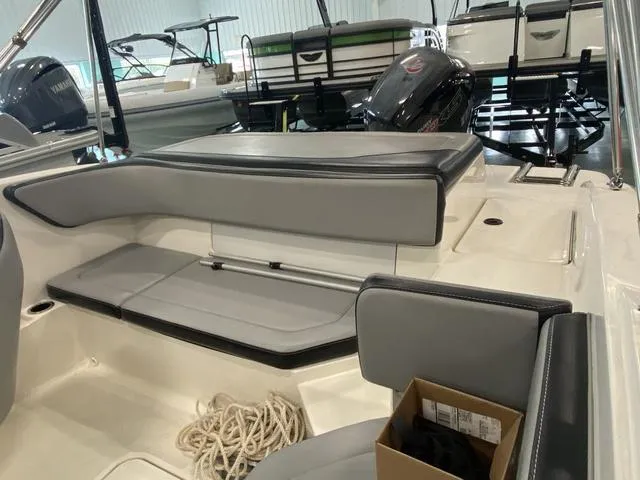 Slide: The Image of Sea Ray SPX 190 Outboard 2018 - 8