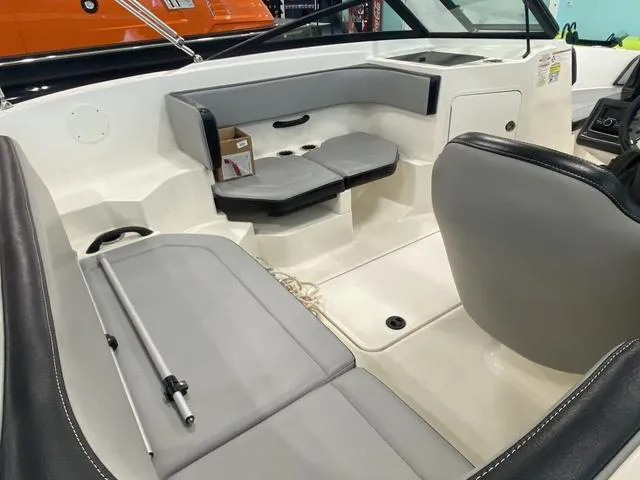 Slide: The Image of Sea Ray SPX 190 Outboard 2018 - 9