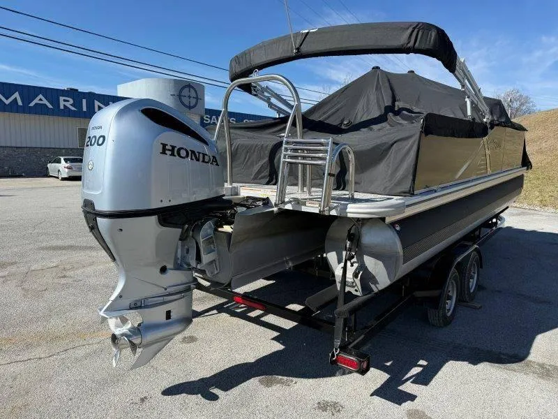 Slide: The Image of Tahoe LTZ VRB 2485 2022 - 95