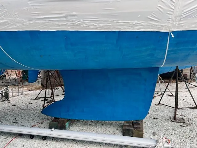 Slide: The Image of Beneteau Oceanis 46 sailboat keel, 2007 model, in dry dock with blue hull. - 7