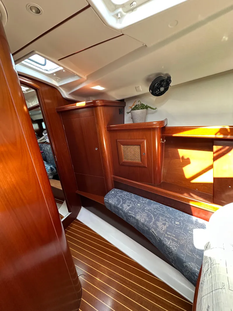 Slide: The Image of Fwd Vberth to salon - 24