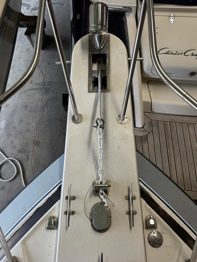 Slide: The Image of 1988 Formula 29 PC boat deck with anchor chain and railing. - 30