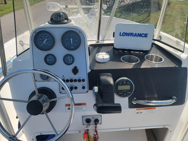 Slide: The Image of 2006 Wellcraft 180 Fisherman boat dashboard with steering wheel, gauges, and Lowrance device. - 4