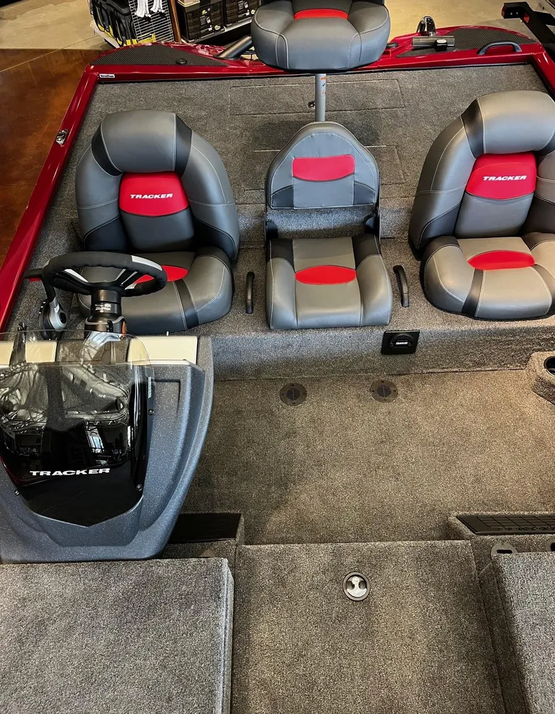 Slide: The Image of Tracker Savage 215 2025 - 88