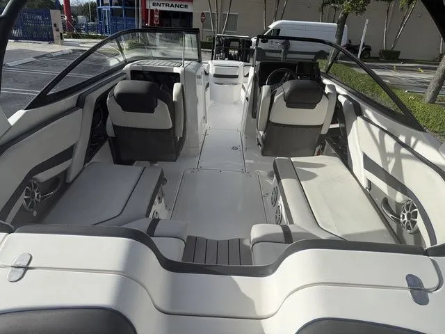 Slide: The Image of Yamaha 242 Limited S E-Series 2018 - 18