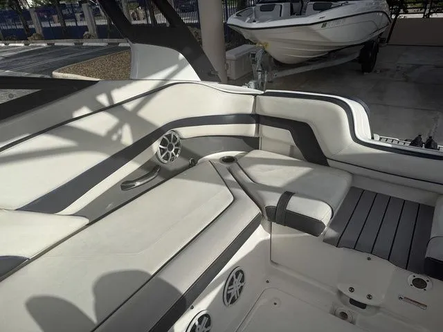 Slide: The Image of Yamaha 242 Limited S E-Series 2018 - 22