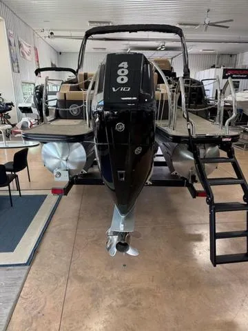 Slide: The Image of 2025 Barletta Lusso L25UC boat with powerful 400 V10 engine in showroom. - 4