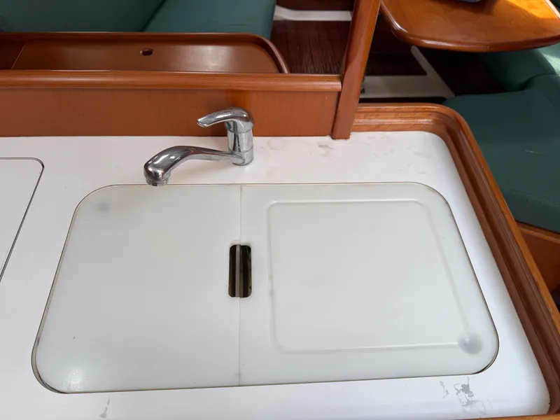 Slide: The Image of Beneteau 331 2002 - 19