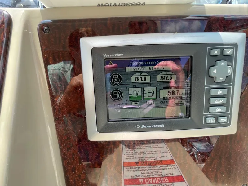 Slide: The Image of SmartCraft VesselView display on 2010 Sea Ray 350 Sundancer dashboard. - 19