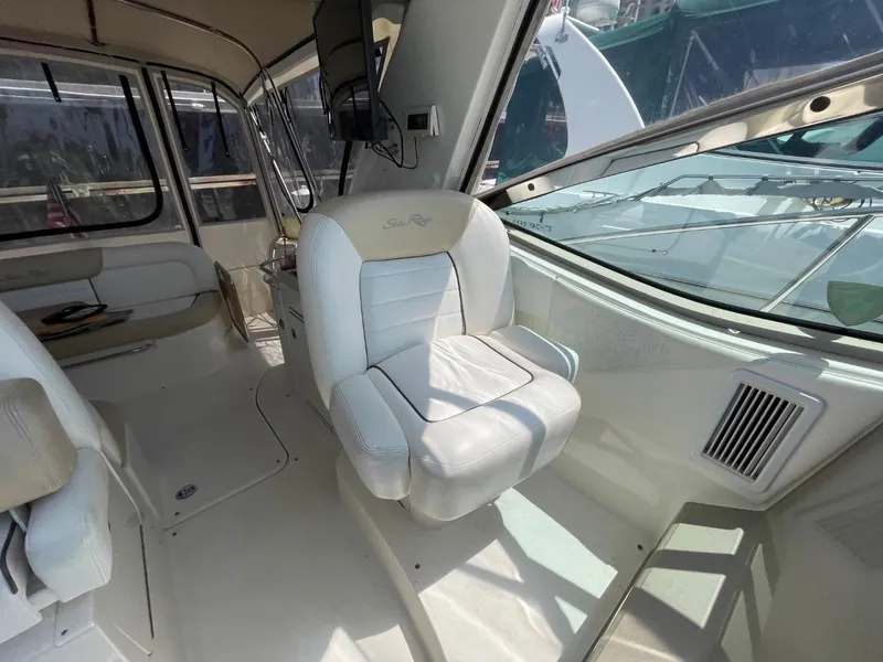 Slide: The Image of Interior of 2010 Sea Ray 350 Sundancer boat, featuring a comfortable captain's chair. - 23