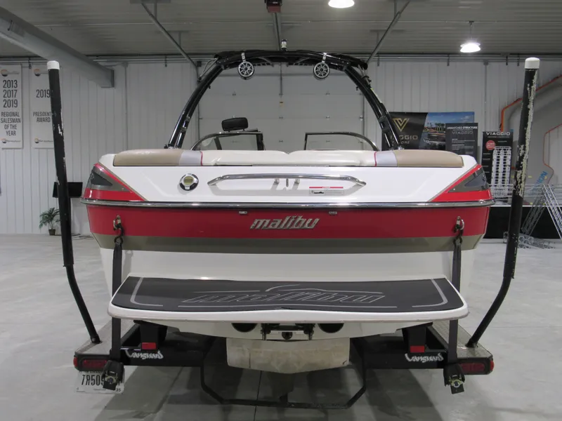 Slide: The Image of 2007 Malibu Wakesetter 247 LSV boat, rear view in indoor showroom. - 3