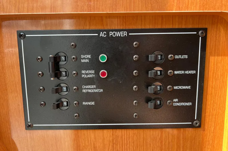 Slide: The Image of AC power control panel on 2001 Four Winns 268 Vista boat. - 13