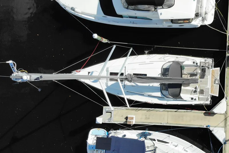 Slide: The Image of Luftaufnahme einer Hanse 388 von 2024, die an einem Dock festgemacht ist, umgeben von anderen Booten. - 40